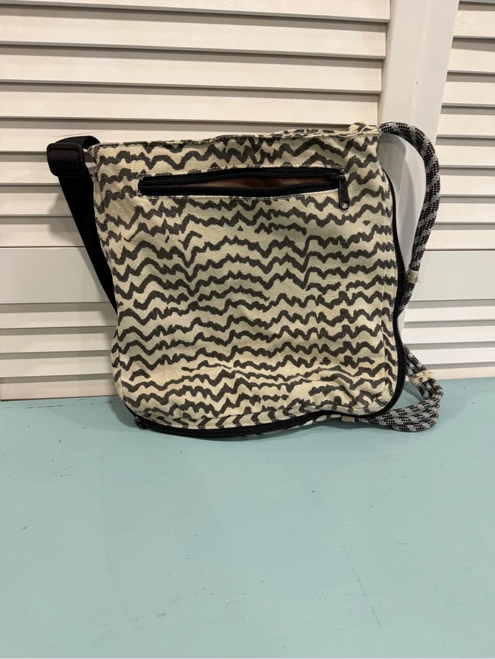 Kavu Cream and Black Wave-Pattern Crossbody Bag